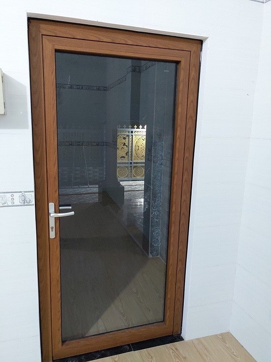 Cửa đi 1 cánh mở quay nhôm Xingfa vân gỗ