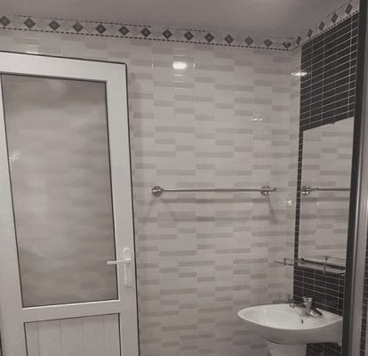 Cửa nhôm phòng tắm mở quay có ô kính dán mờ nửa trên