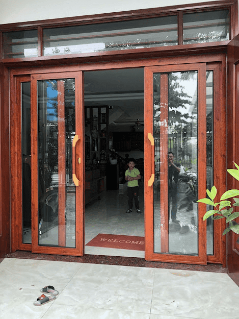 cửa nhôm xingfa luxury mở trượt quay màu vân gỗ