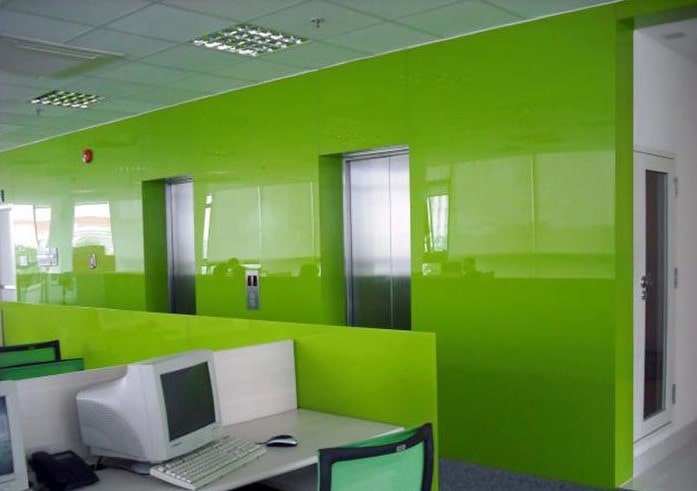 Kính màu ốp tường văn phòng